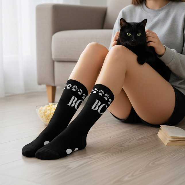 Gato Mamá Monograma Calcetines de impresión de pat (Socks for the cat mom (or cat dad) Add your initials)