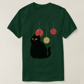 Gato negro con camiseta de adornos navideños