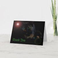 gato negro de ojos verdes sobre tarjeta de nota de