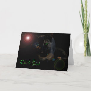 gato negro de ojos verdes sobre tarjeta de nota de