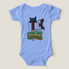 Gato negro de Santa Claus enredado en luces de árb