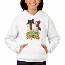 Gato negro de Santa Claus enredado en luces de árb