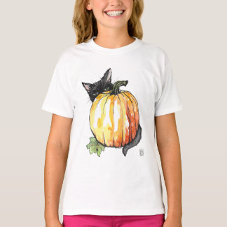 Gato negro detrás de la camiseta de la calabaza