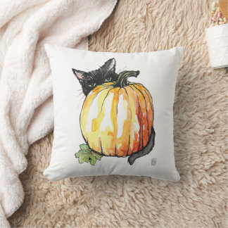 Gato negro detrás del Cojín decorativo de calabaza