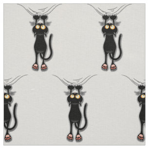 Gato negro divertido cayendo por tela de lino