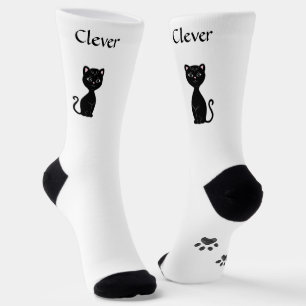 Gato negro divertido y lindo y patas en calcetines