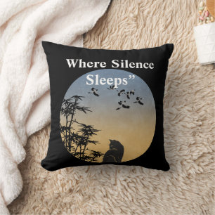 Gato Negro en Almohada de Bosque de Bambú Zen Ja