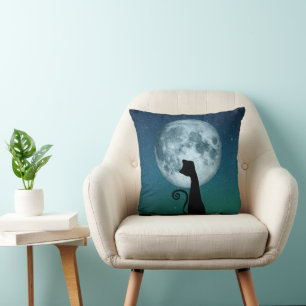Gato negro en el Cojín decorativo de la luna