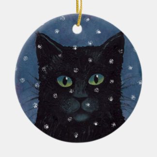 Gato negro en el ornamento de la nieve
