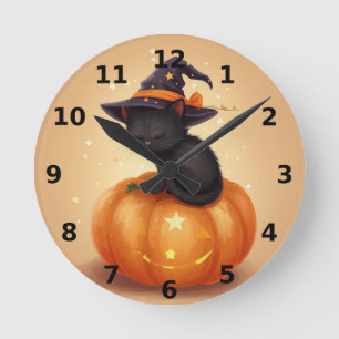 Gato negro en el reloj de pared de Halloween de la