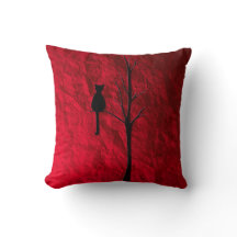gato negro en la almohada de tiro del árbol