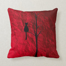 gato negro en la almohada de tiro del árbol