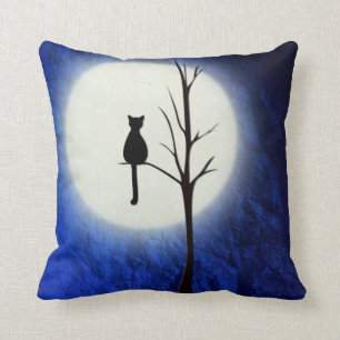 gato negro en la almohada de tiro del árbol 2