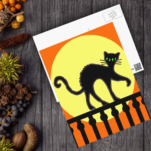 Gato negro en la postal de la cerca (Halloween black cat arched back on black fence yellow moon on orange postcard.)
