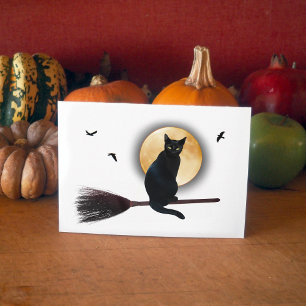 Gato negro en tarjeta de halloween de Broomstick