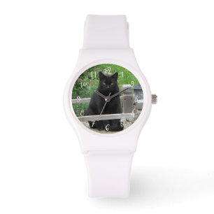 Gato negro en un reloj con número de puente