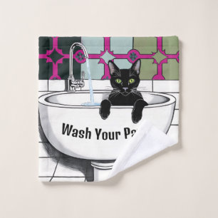 Gato negro en un rosado, lavar la habitación, lava