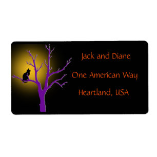 Gato negro en una etiqueta de árbol