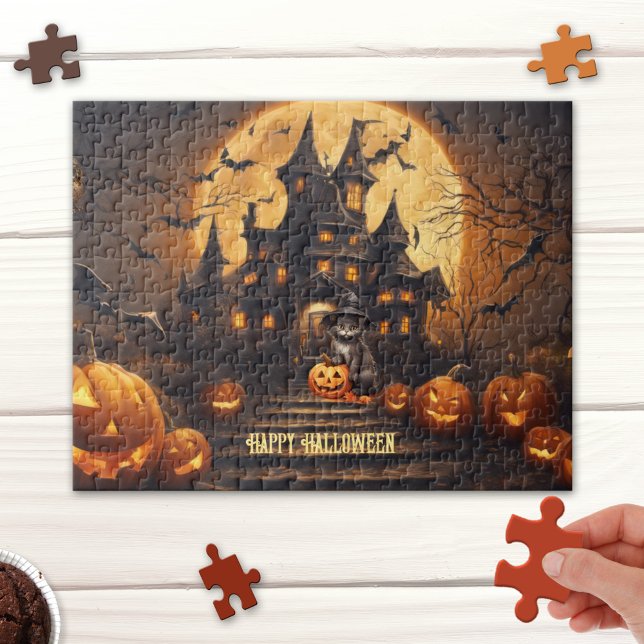 Gato negro feliz rompecabezas de Halloween (Halloween puzzle featuring a cute fantasy scene with a black cat with pumpkins at a haunted house)
