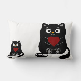 Gato negro lindo con almohada cardíaca