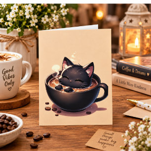 Gato negro lindo nada en una taza de café tarjeta
