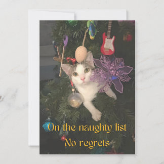 Gato travieso en flanco de árbol de Navidad