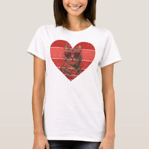 Gato vintage del corazón rojo en la camiseta de la