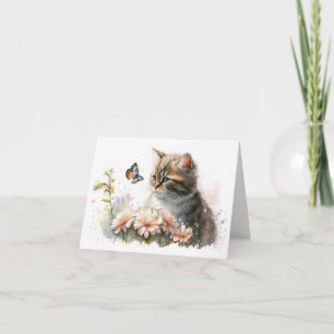 Gato y mariposa en el jardín