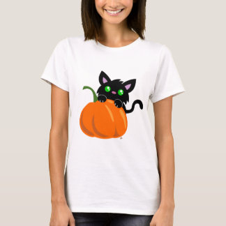 Gato y una camiseta de calabaza