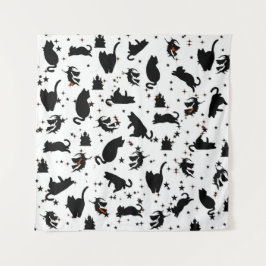 Gatos de cocina blanca y tapiz de castillo