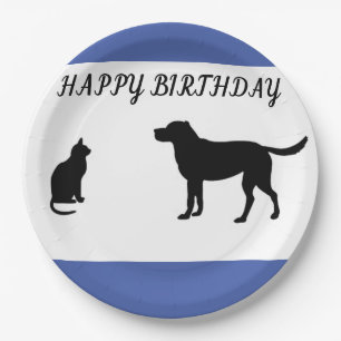 Gatos de cumpleaños felices y platos de fiesta par
