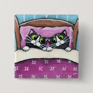 Gatos en botón de la cama
