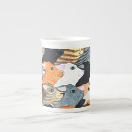 Gatos en la taza de la porcelana de hueso del
