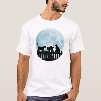 Gatos en una cerca y camiseta azul de la luna