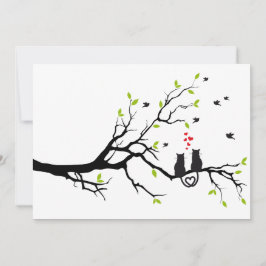 Gatos enamorados en árbol con corazones rojos