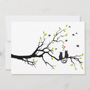 Gatos enamorados en un árbol con corazones rojos
