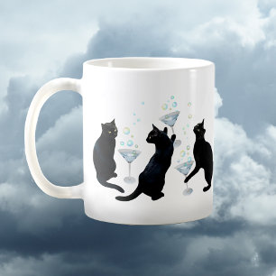 Gatos negros con jarra de cócteles