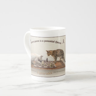 Gatos que juegan a ajedrez en una taza de China