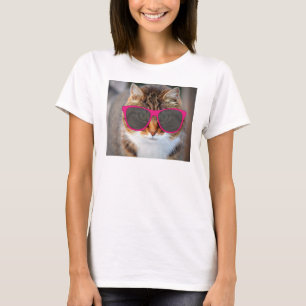 Gatos que llevan la camiseta de las gafas de sol