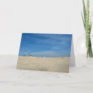 Gaviotas en la tarjeta de cumpleaños de la playa c