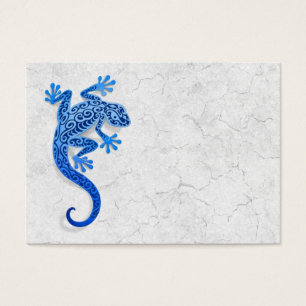 Gecko azul que sube en una pared blanca