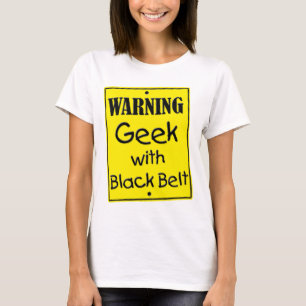 Geek de advertencia con camiseta de cinturón negro