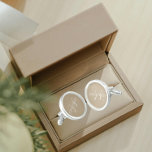 Gemelos Caqui con un monograma estilizado blanco<br><div class="desc">Un par de copos redondos de plata esterlina para que el hombre de moda se adapte a su atuendo, de un color caqui a la moda, con su nombre impreso en letras blancas, fundas superiores y superpuesto con iniciales blancas y estilizadas. Personalice sus enlaces de corte editando y reemplazando el...</div>
