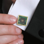 Gemelos Dorados Plaza dorada oscura de la esmeralda verde monogram<br><div class="desc">Estos elegantes entarimados presentan un diseño de agate geodésico de color verde esmeralda con detalles de purpurina de imitación dorada. Personalízalos con su monograma inicial en texto de color dorado en un cuadrado fuera de negro.Se coordinan con nuestra suite de bodas oscuros de color verde esmeralda y oro agate. También...</div>