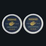 Gemelos Gorra de Cowboy Occidental Elegante Groomsmen Pers<br><div class="desc">Regalos personalizados para padrinos con temática de vaquero occidental. Decorada con gorra de vaquero con letra occidental vintage. El texto y el color de fondo son editables utilizando la herramienta de diseño para que se ajuste a su ocasión. Obtén este regalo de personalizar para boda, despedida de soltero, fiesta de...</div>