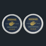 Gemelos Gorra de Cowboy Occidental Elegante Groomsmen Pers<br><div class="desc">Regalos personalizados para padrinos con temática de vaquero occidental. Decorada con gorra de vaquero con letra occidental vintage. El texto y el color de fondo son editables utilizando la herramienta de diseño para que se ajuste a su ocasión. Obtén este regalo de personalizar para boda, despedida de soltero, fiesta de...</div>