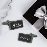 Gemelos Metalizados Lo hago con el Boda blanco y negro de la fecha Gro<br><div class="desc">Diseño personalizado del boda para el novio con la frase "yo hago" y fecha de boda personalizada. Los colores de fondo negro y blanco de texto se pueden modificar para coordinar con cualquier esquema de color boda.</div>