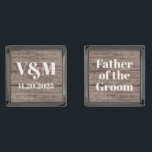 Gemelos Metalizados Monograma de madera rústica padre del novio Boda<br><div class="desc">Estos elegantes cufflinks de madera serán la adición perfecta a su ropa de uso formal. La madera oscura le aporta un toque rústico de moda a su traje y el texto personalizado le da un toque personal y de diseño. Estos trajes de moda son un regalo perfecto para los amantes...</div>
