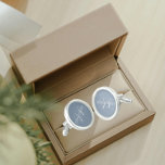 Gemelos Monograma estilizado de color azul turbio<br><div class="desc">Un par de copos redondos de plata esterlina para que el hombre de moda se adapte a su traje, de un color azul polvoriento y moderno, con su nombre impreso en letras fundas altas y blanco y superpuesto con iniciales blancas y estilizadas. Personalice sus enlaces de corte editando y reemplazando...</div>