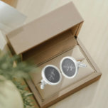 Gemelos Monograma estilizado de color gris oscuro<br><div class="desc">Un par de copos redondos de plata esterlina para que el hombre de moda coincida con su traje que tiene un color gris oscuro junto con su nombre impreso en letras blancas, fundas superiores y superpuesto con iniciales blancas y estilizadas. Personalice sus enlaces de corte editando y reemplazando el nombre...</div>
